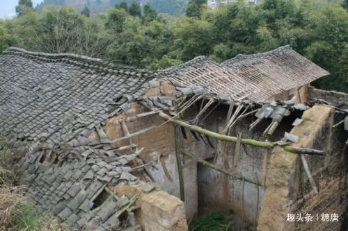 女子跟丈夫回農村過年,嫌婆家髒要住賓館,隔天回娘家,癱地上
