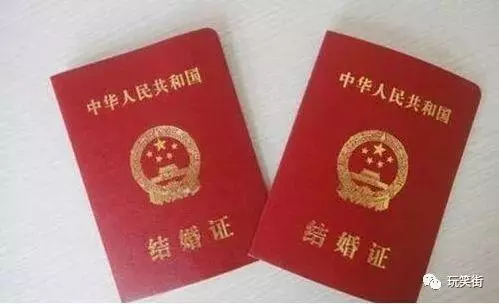 妻子遭婆婆打耳光,丈夫在邊上無視,俺指指陽台。母子倆跪求原諒