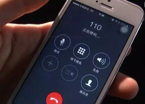 出差提前回家,好哥們正好在家吃飯,不經意瞥眼床單,俺含淚報警