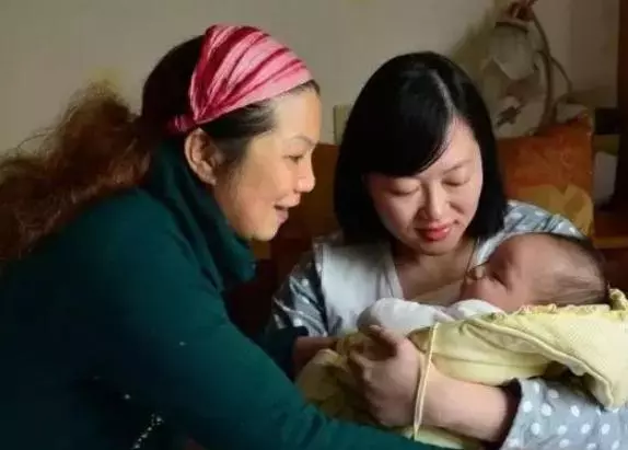 小姑子來我家坐月子讓我媽照顧,當看見了我媽的臉,我讓她滾出去