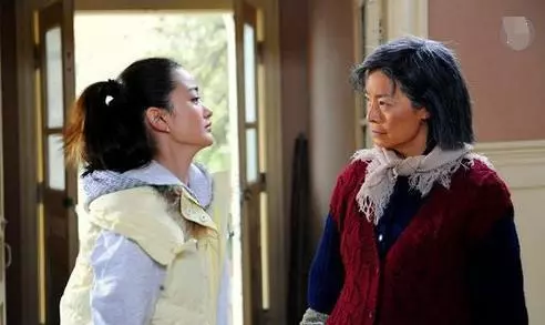 小姑子來我家坐月子讓我媽照顧,當看見了我媽的臉,我讓她滾出去