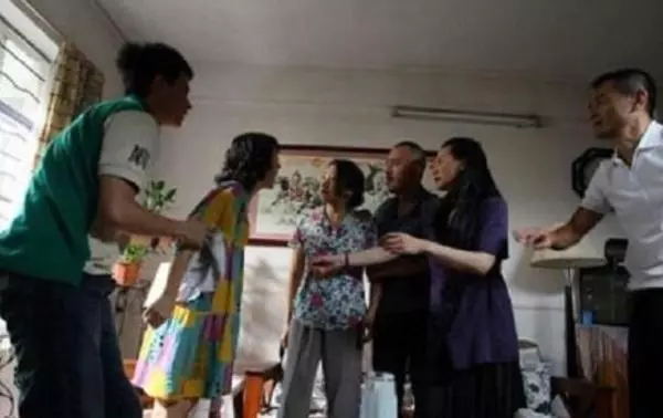 小姑子來我家坐月子讓我媽照顧,當看見了我媽的臉,我讓她滾出去