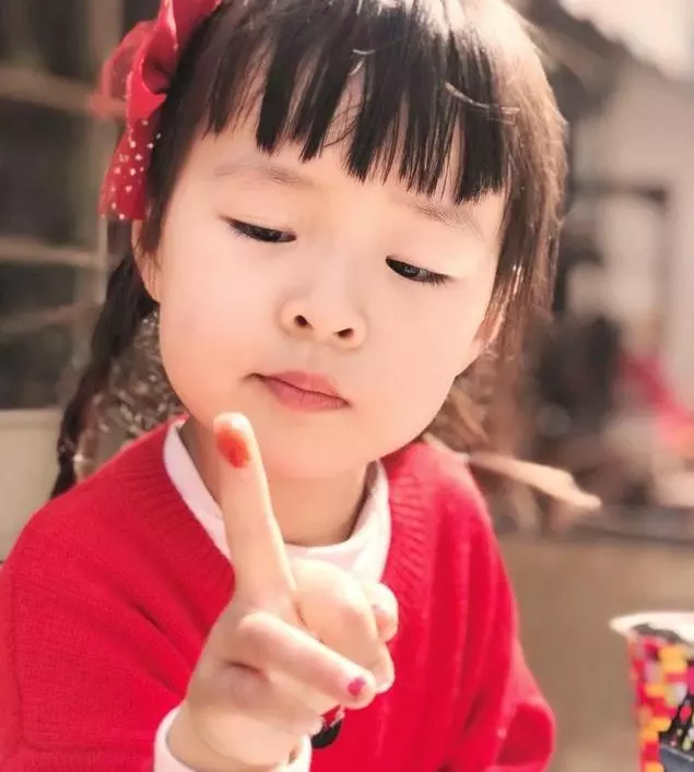 婆婆說外孫和孫女紅包一樣多,倆娃不懂事拆開紅包,婆婆當場失控