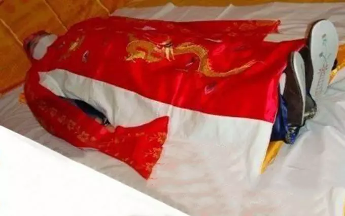 父親去世,俺回村奔喪,夜裡陪嫂子守靈,無意聽見她夢語,報了警