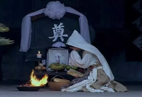 父親去世,俺回村奔喪,夜裡陪嫂子守靈,無意聽見她夢語,報了警