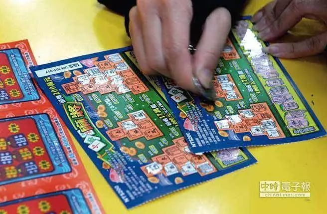 叔叔幫我挑!他好心替小妹妹「買300元刮刮樂」,微笑看著對方「刮開所有金額」臉馬上垮掉!