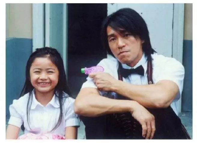 記得13年前《功夫》的小啞女嗎? 現在22歲的她變「甜美氣質高材生」網讚翻:星爺有眼光❤
