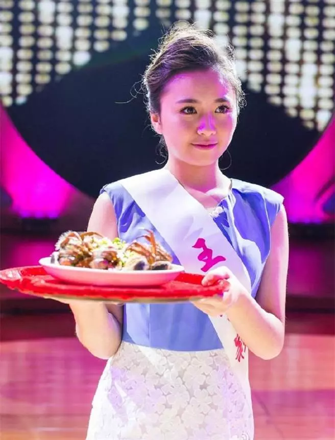 記得13年前《功夫》的小啞女嗎? 現在22歲的她變「甜美氣質高材生」網讚翻:星爺有眼光❤