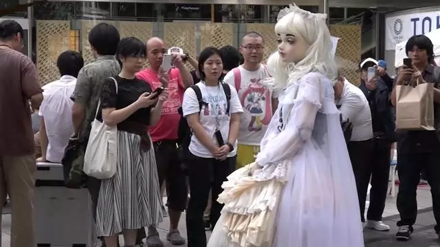 日本街頭出現「活人娃娃」,無數遊客拍照合影,成為一道風景線!