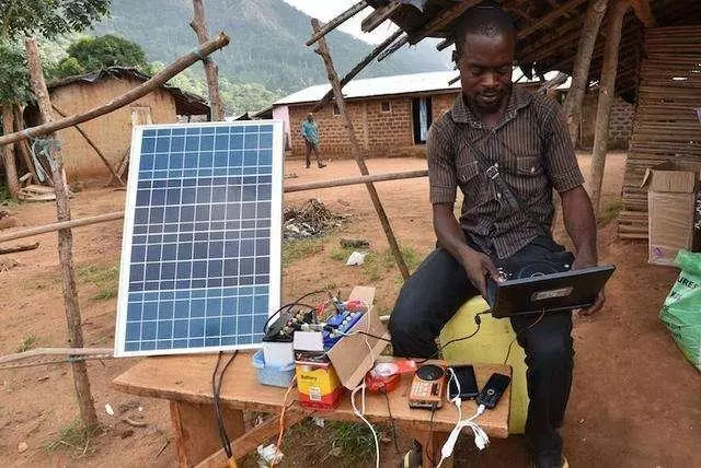 在沒有電的非洲如何給手機充電呢?看完後不得不佩服非洲人!