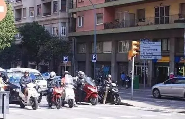 全球唯一禁止汽車上路的城市,違反將罰款1500,只允許開摩托