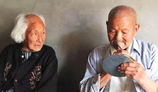 哥做上門女婿6年,深夜起來上廁所,聽見岳母對話,哥泣不成聲