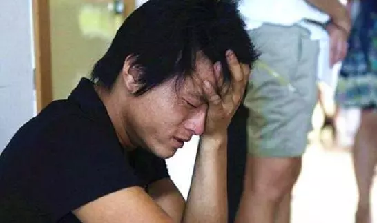 哥做上門女婿6年,深夜起來上廁所,聽見岳母對話,哥泣不成聲