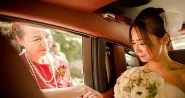 母親去世三天後,父親房裡傳出女人的聲音,打開門後我卻愣住了!