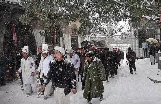 母親去世三天後,父親房裡傳出女人的聲音,打開門後我卻愣住了!