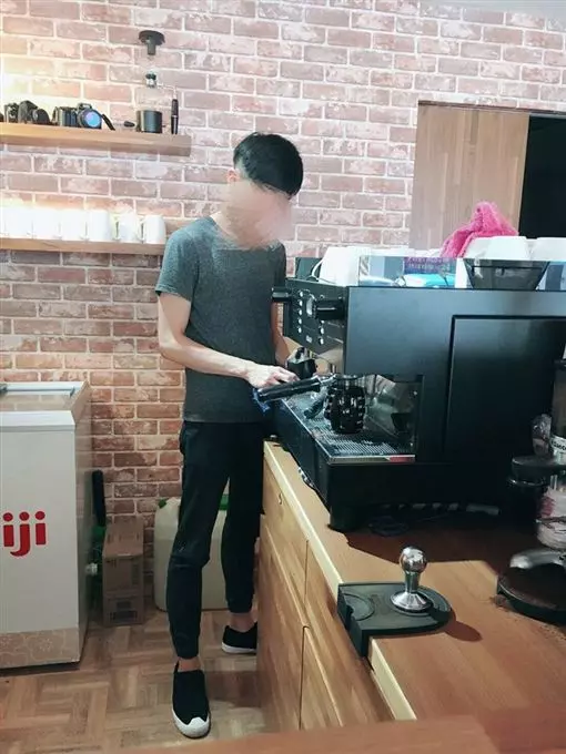 阿嬤吃飯一直問「我付錢了嗎?」 他決定當「欺騙老人的壞蛋」卻被所有人稱讚