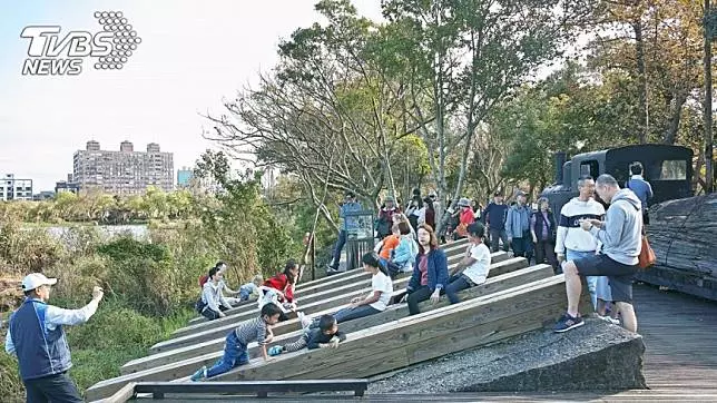 沒人管!羅東林業園區卸木平台 被孩童當溜滑梯險溺