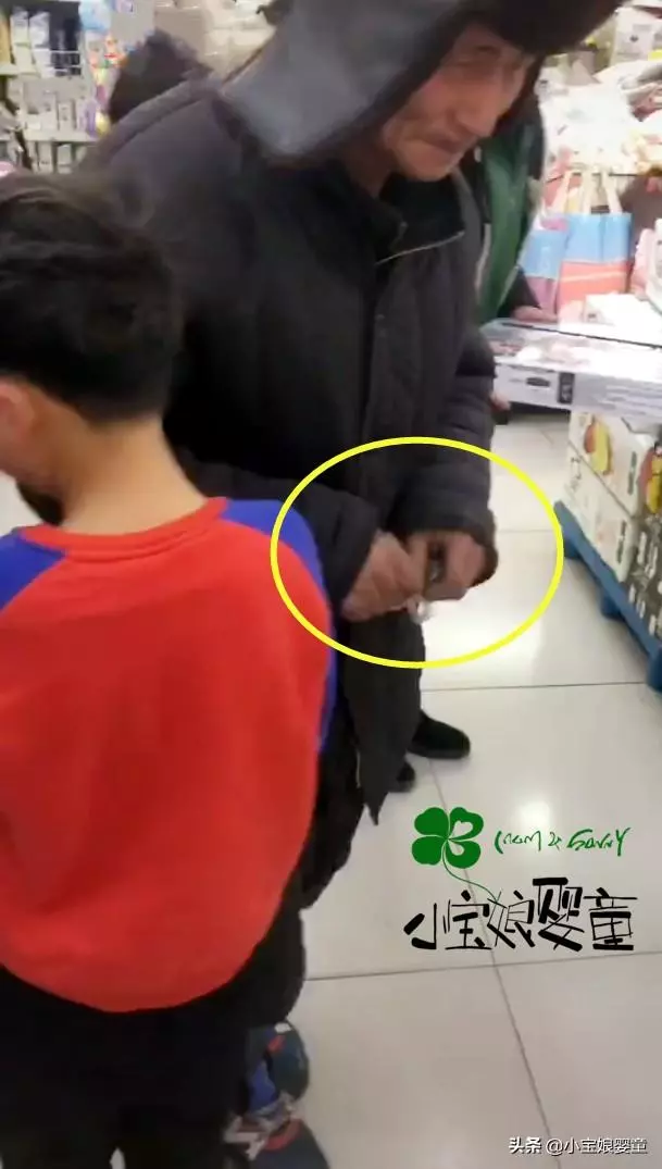 城裡孩子回老家過年,爺爺偷偷把孫子領到超市,網友:莫名的心酸