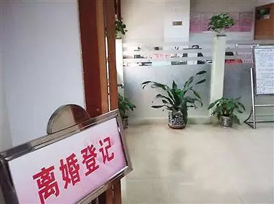離婚三年前夫沒再娶,妻子帶有錢丈夫去羞辱前夫,推開門蒙了