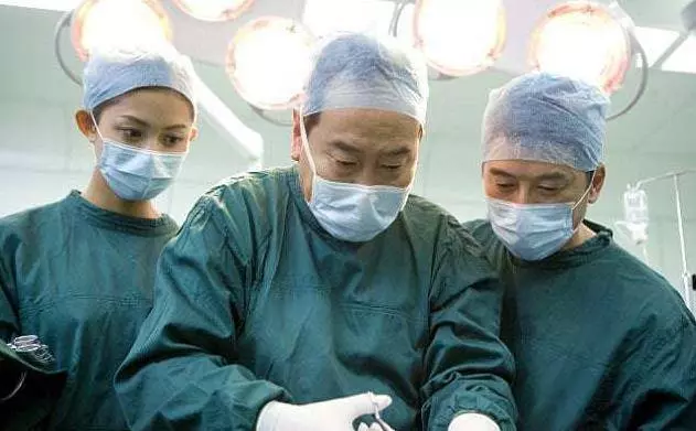 醫生從男子體內夾出「420顆腎結石」震驚全國!醫生夾到手軟:因為他太愛吃這個...