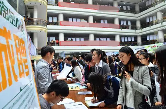 乞丐出事一名女孩好心將他送醫,隔天卻被告知「遭開除」,老闆:沒人敢用你!