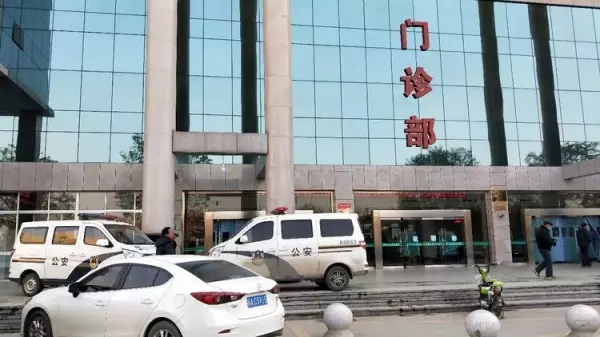 乞丐出事一名女孩好心將他送醫,隔天卻被告知「遭開除」,老闆:沒人敢用你!