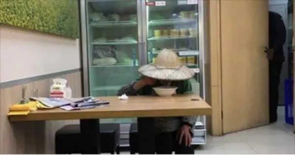 正妹發現婆婆付不起飯錢隻能點一碗湯,她好心「留下她名片」給店家時說的這一句話讓大家都被感動了!