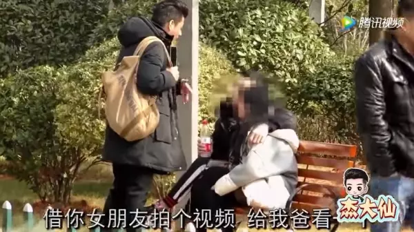 陌生人借女友拍親密照,沒想到男友看到白花花的鈔票!居然下一秒就這樣做......網友大罵:渣男!