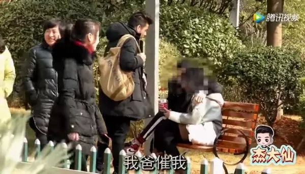 陌生人借女友拍親密照,沒想到男友看到白花花的鈔票!居然下一秒就這樣做......網友大罵:渣男!