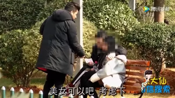 陌生人借女友拍親密照,沒想到男友看到白花花的鈔票!居然下一秒就這樣做......網友大罵:渣男!