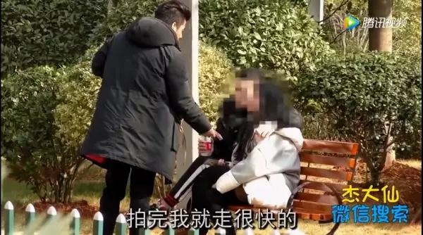 陌生人借女友拍親密照,沒想到男友看到白花花的鈔票!居然下一秒就這樣做......網友大罵:渣男!