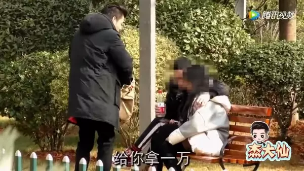 陌生人借女友拍親密照,沒想到男友看到白花花的鈔票!居然下一秒就這樣做......網友大罵:渣男!