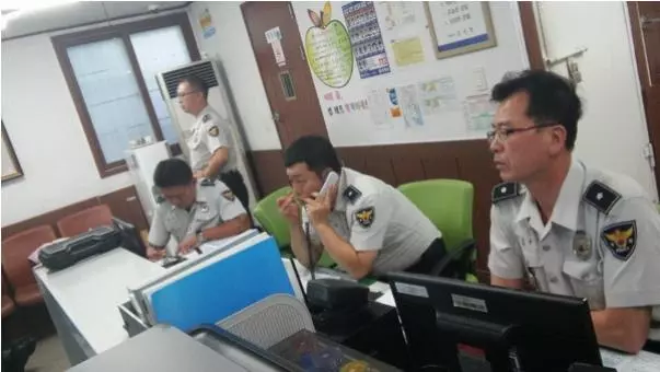 迷路阿嬤只會重複「我女兒生了…」 員警接著拆開「很重的包袱」竟當場泛淚
