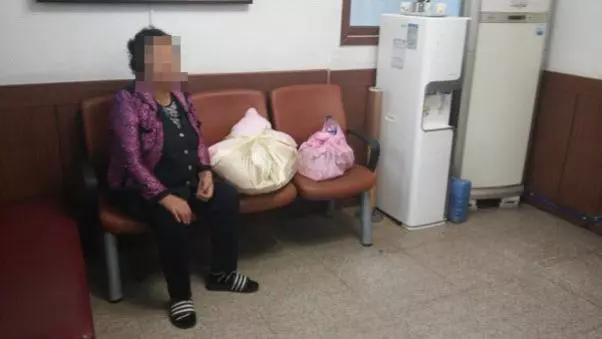 迷路阿嬤只會重複「我女兒生了…」 員警接著拆開「很重的包袱」竟當場泛淚