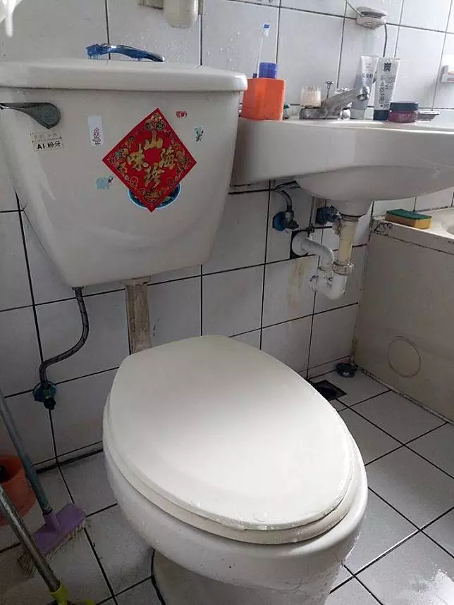請家裡小孩幫忙貼春聯意外在廁所看到這景象...網友:「你要慶幸他不是貼在馬桶蓋上XD」