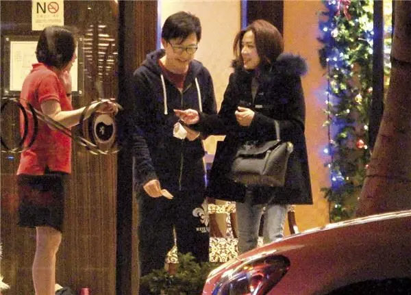瘐澄慶56歲喜獲2子,主播妻同事掀出「小開殺手」背景才知道,原來她以前曾經...