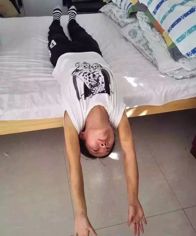 針對頸椎病的頸部拉筋法,練一個好一個,簡單易行,效果好!