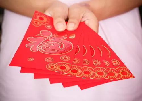 滿滿3疊藍色小朋友!暖夫大手筆「包2萬愛妻紅包」 看到「第4疊寵妻備註」全網笑瘋:真男人❤