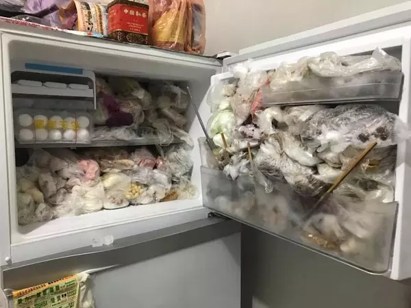 過年打開「阿嬤家的冰箱」比國道還塞 一打開「冰箱門上阿嬤小巧思」全網笑噴淚推:這招很猛!