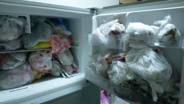 過年打開「阿嬤家的冰箱」比國道還塞 一打開「冰箱門上阿嬤小巧思」全網笑噴淚推:這招很猛!