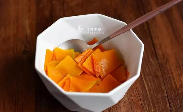 1碗麵粉1塊南瓜,2分鐘學會做發糕,手不碰面就做好,0添加0失敗