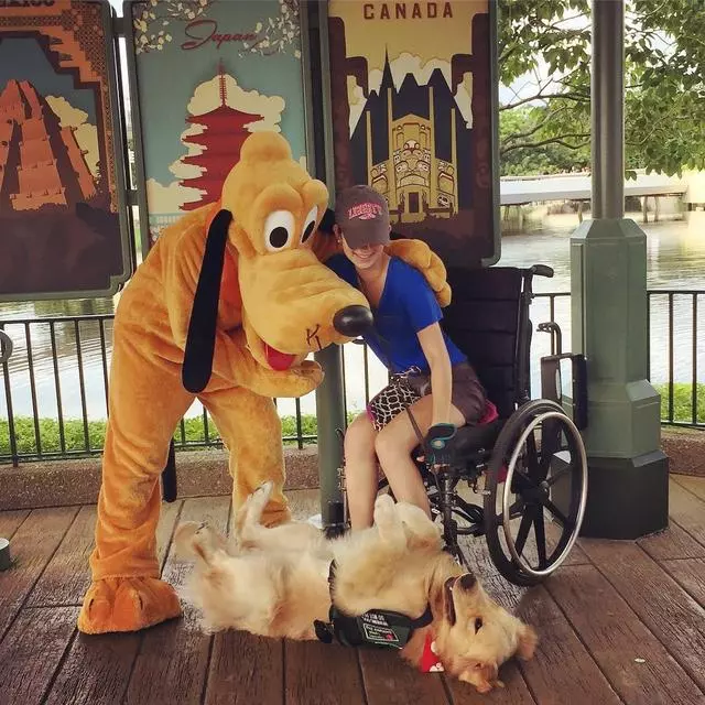 服務犬進入迪士尼玩耍,因開心被罵不專業,主人力撐狗狗還擊網友