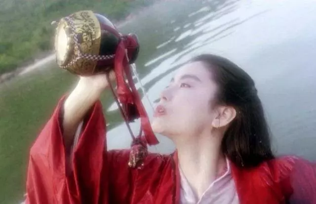 52歲王祖賢曬照拜年,一襲紅裙魅力十足,重現「聶小倩」風采
