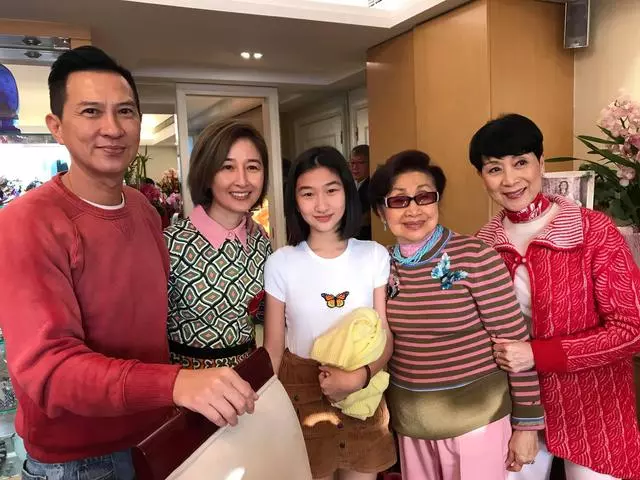 張家輝夫婦帶女兒給老戲骨拜年 關詠荷和女兒的顏值搶鏡