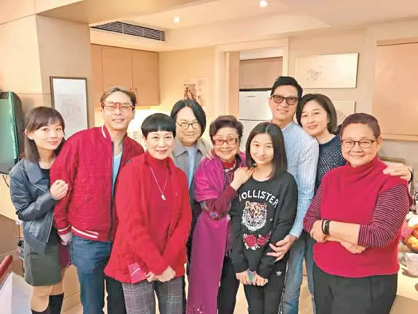 張家輝夫婦帶女兒給老戲骨拜年 關詠荷和女兒的顏值搶鏡
