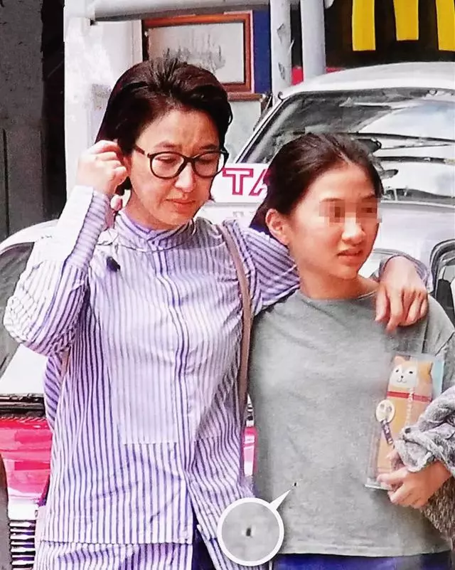 張家輝夫婦帶女兒給老戲骨拜年 關詠荷和女兒的顏值搶鏡