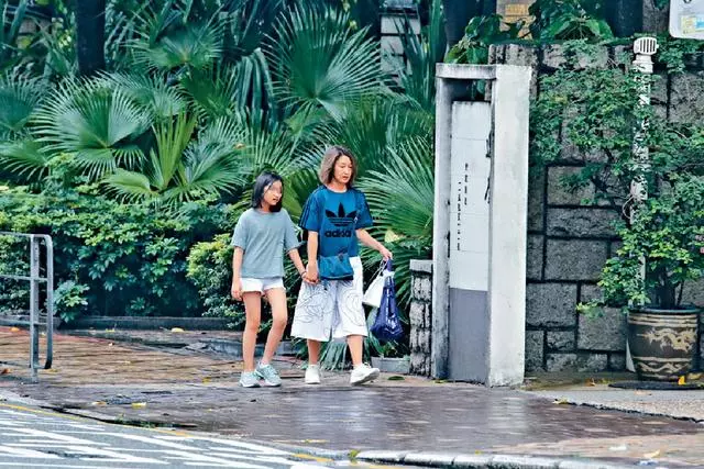 張家輝夫婦帶女兒給老戲骨拜年 關詠荷和女兒的顏值搶鏡