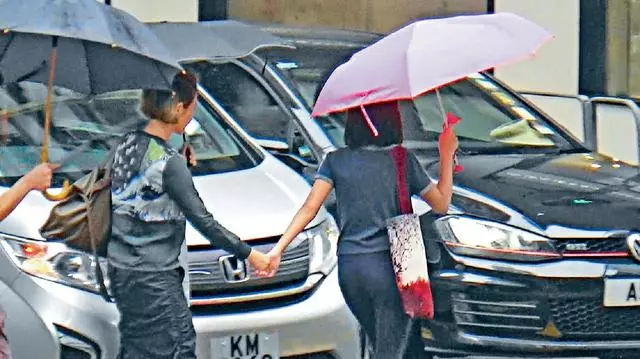 張家輝夫婦帶女兒給老戲骨拜年 關詠荷和女兒的顏值搶鏡