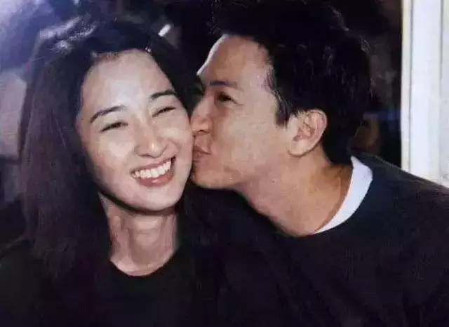 張家輝夫婦帶女兒給老戲骨拜年 關詠荷和女兒的顏值搶鏡