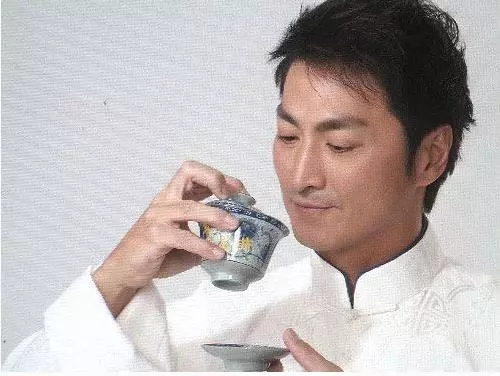 身家過億57歲仍單身,曾與劉德華平起平坐跟女神范冰冰是親兄妹!